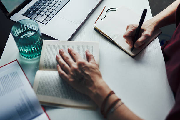 IA pour écrire un livre : le guide honnête (ce qui marche, ce qui déçoit, 10 prompts testés)