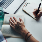 IA pour écrire un livre : le guide honnête (ce qui marche, ce qui déçoit, 10 prompts testés)